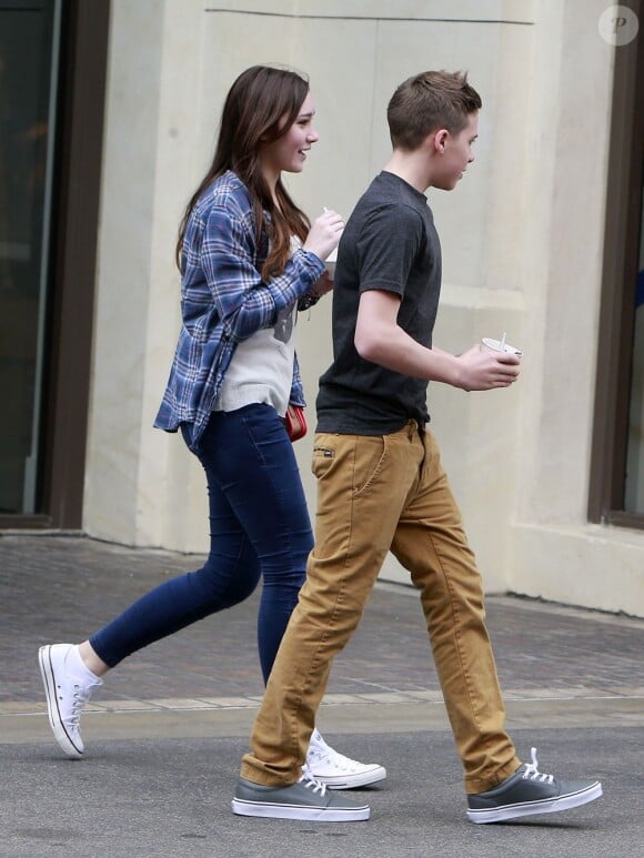 Brooklyn Beckham, l'aîné des Beckham, en compagnie d'une charmante jeune fille dans les rues de Los Angeles, le 31 mars 2013.