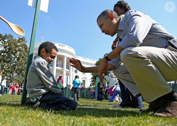 Barack Obama console un petit garçon lors de la traditionnelle chasse aux oeufs de la Maison Blanche, le 1er avril 2013.