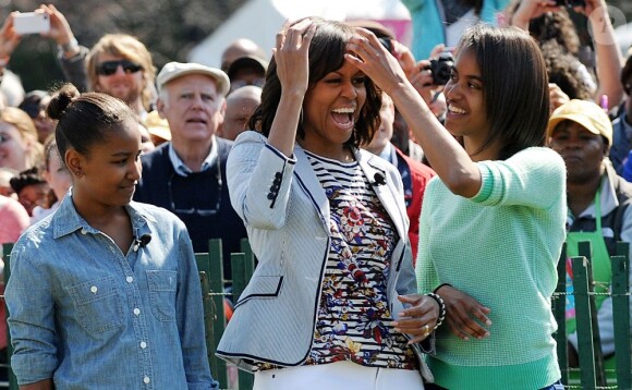 La First Lady, Michelle Obama, entourée de ses filles, Malia et Sasha, pour la traditionnelle chasse aux oeufs de la Maison Blanche, le 1er avril 2013.