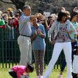  Barack Obama en famille pour la traditionnelle chasse aux oeufs de la Maison Blanche, le 1er avril 2013. 