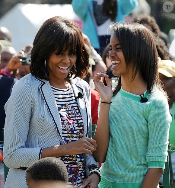 Michelle Obama et sa fille aînée Malia Barack Obama en famille pour la traditionnelle chasse aux oeufs de la Maison Blanche, le 1er avril 2013.