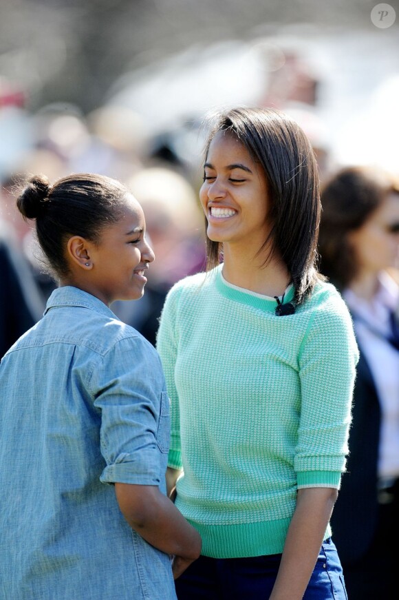 Malia et Sasha Obama pour la traditionnelle chasse aux oeufs de la Maison Blanche, le 1er avril 2013.