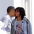 Le Président Barack Obama embrasse sa First Lady Michelle Obama pour la traditionnelle chasse aux oeufs de la Maison Blanche, le 1er avril 2013.