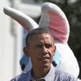  Barack Obama devant un grand lapin de Pâques pour la traditionnelle chasse aux oeufs de la Maison Blanche, le 1er avril 2013. 