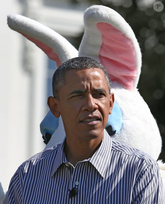 Barack Obama devant un grand lapin de Pâques pour la traditionnelle chasse aux oeufs de la Maison Blanche, le 1er avril 2013.