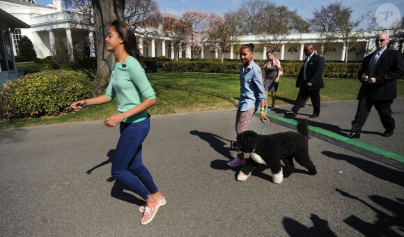 Malia et Sasha Obama pour la traditionnelle chasse aux oeufs de la Maison Blanche, le 1er avril 2013.