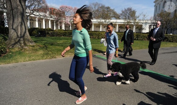 Malia et Sasha Obama pour la traditionnelle chasse aux oeufs de la Maison Blanche, le 1er avril 2013.