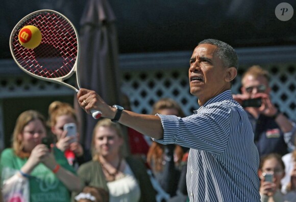 Le président en pleine démonstration de tennis pour la traditionnelle chasse aux oeufs de la Maison Blanche, le 1er avril 2013.
