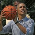 Le président en pleine démonstration de basket pour la traditionnelle chasse aux oeufs de la Maison Blanche, le 1er avril 2013.
