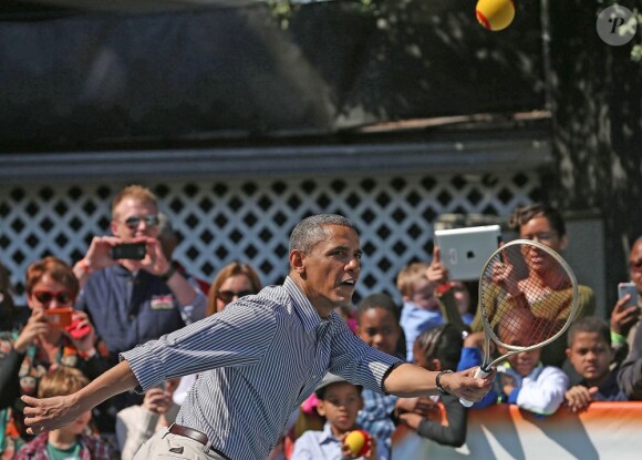 Le président en pleine démonstration de tennis pour la traditionnelle chasse aux oeufs de la Maison Blanche, le 1er avril 2013.