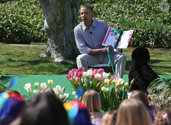 Le président Barack Obama lit une histoire aux jeunes invités de la Maison Blanche, pour la traditionnelle chasse aux oeufs, le 1er avril 2013. Le chien Bo est aux premières loges. 