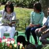 Michelle Obama et ses filles lisent une histoire aux jeunes invités de la Maison Blanche, pour la traditionnelle chasse aux oeufs, le 1er avril 2013.