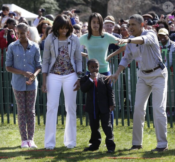 Barack et Michelle Obama, leurs filles, Sasha et Malia, et le mini-président pour la traditionnelle chasse aux oeufs de la Maison Blanche, le 1er avril 2013.