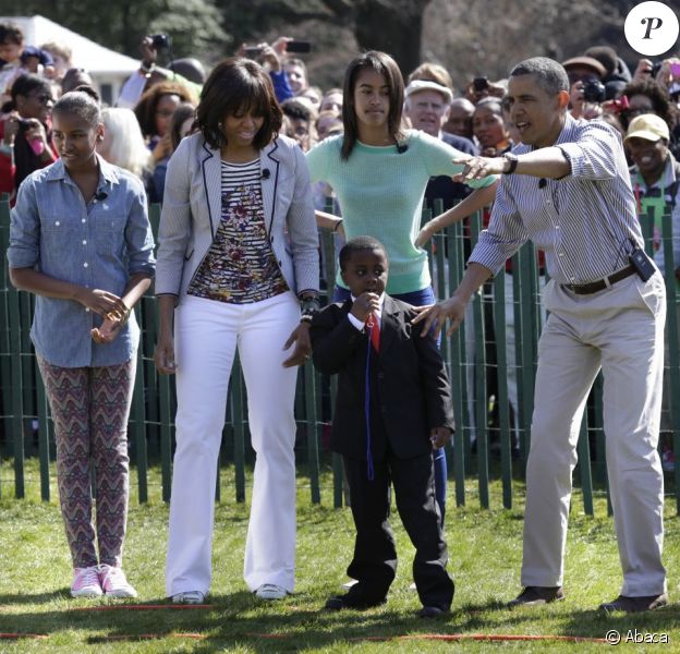 Barack et Michelle Obama, leurs filles, Sasha et Malia, et le mini-président pour la traditionnelle chasse aux oeufs de la Maison Blanche, le 1er avril 2013.