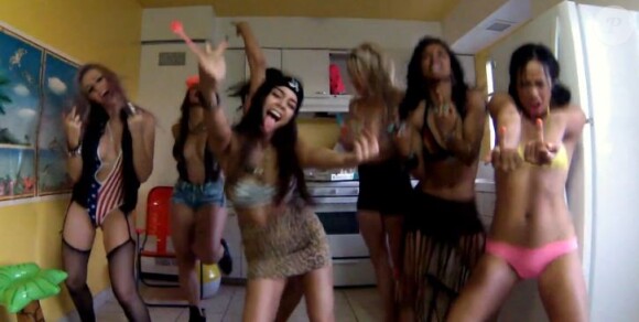Vanessa Hudgens et les filles du groupe YLA se lâchent dans le teaser de 30 secondes du clip $$$ex.