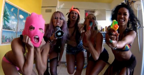 Vanessa Hudgens et les filles du groupe YLA refont le Harlem Shake dans le teaser du clip $$$ex.