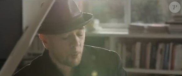 Le chanteur Pascal Obispo dans le clip de son deuxième single inédit intitulé Comment veux-tu que je t'aime, sur son best-of MillésimeS, sorti le 7 janvier 2013.