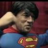 Pascal Obispo, en Superman, dans le clip de son deuxième single inédit intitulé Comment veux-tu que je t'aime, sur son best-of MillésimeS, sorti le 7 janvier 2013.