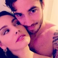 Kelly Brook : Photo coquine pour l'irrésistible mannequin et son chéri tatoué