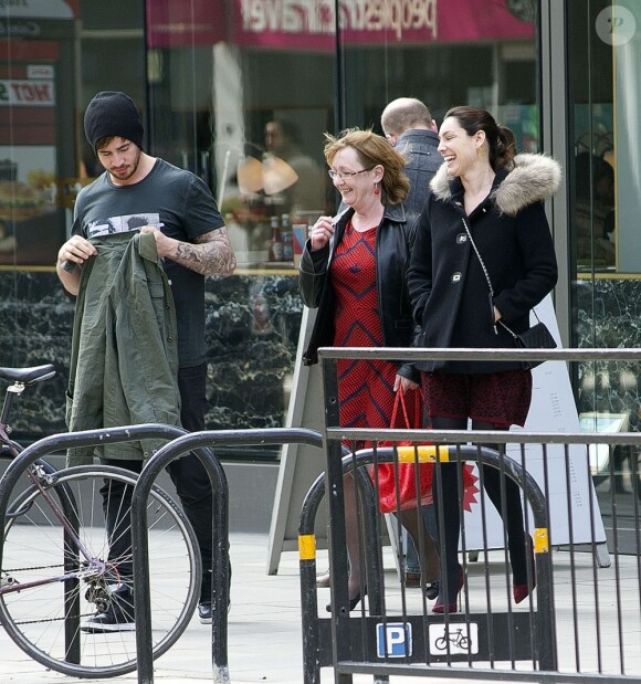 Kelly Brook et Danny Cipriani, accompagnés par la mère du rugbyman, se baladent dans les rues de Londres. Le 29 mars 2013.