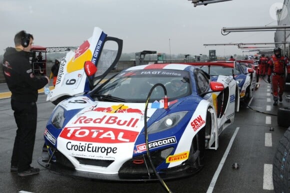 Sébastien Loeb dans sa McLaren Red Bull lors de la Coupe de Pâques sur le circuit de Nogaro les 30, 31 Mars et 1er Avril 2013.