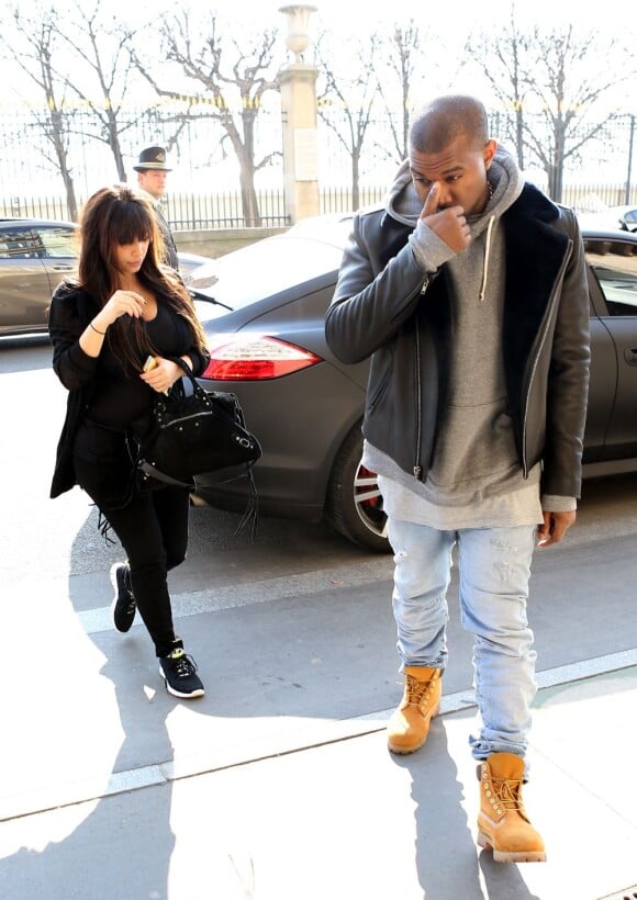 Après avoir passé le week-end avec Kanye West à Paris, Kim Kardashian, enceinte, rentre à Los Angeles le 2 avril 2013.
