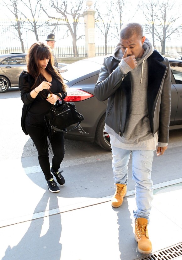 Après avoir passé le week-end avec son chéri Kanye West à Paris, Kim Kardashian, enceinte, rentre à Los Angeles le 2 avril 2013.