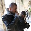 Après avoir passé le week-end avec Kanye West à Paris, Kim Kardashian, enceinte, rentre seule à Los Angeles le 2 avril 2013.