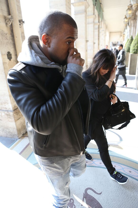 Après avoir passé le week-end avec Kanye West à Paris, Kim Kardashian, enceinte, rentre seule à Los Angeles le 2 avril 2013.