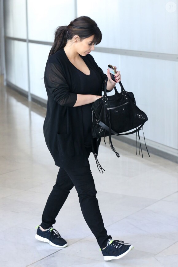 Après avoir passé le week-end avec Kanye West à Paris, la belle Kim Kardashian, enceinte, rentre à Los Angeles le 2 avril 2013.