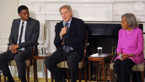 Harrison Ford entouré de l'acteur Chadwick Boseman et Rachel Robinson, veuve Jackie Robinson - Présentation du film "42" à la Maison Blanche, à Washington le 2 avril 2013.