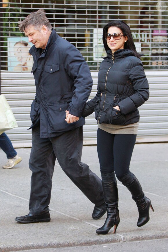 Alec Baldwin, le père d'Ireland Baldwin et sa femme Hilaria Thomas se promènent à New York, le 3 avril 2013, jour de l'anniversaire de l'acteur.