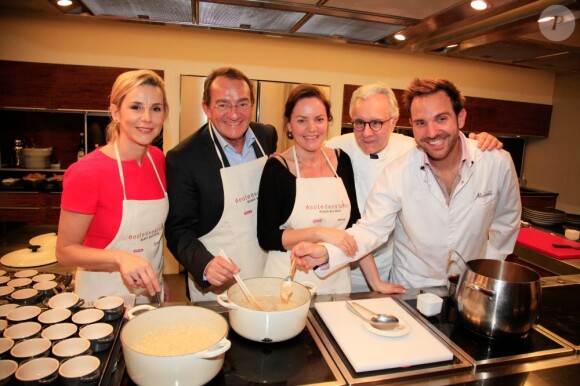 Laurence Ferrari, Jean-Pierre Pernault, Cendrine Dominguez, le chef Alain Ducasse et Christophe Michalak lors de la 2e édition de Tous en Cuisine avec l'Ecole Alain Ducasse à Paris, le 22 novembre 2012.