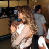 Gisele Bündchen de retour dans son pays natal du Brésil le 2 avril 2013. La star et sa fille de 4 mois Vivian ont du mal à se frayer un passage parmi les paparazzi à l'aéroport de Sao Paulo.