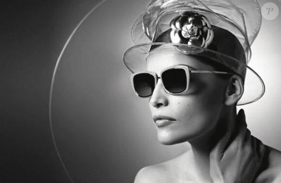 La maison Chanel a dévoilé sa nouvelle campagne Eyewear avec Letitia Casta