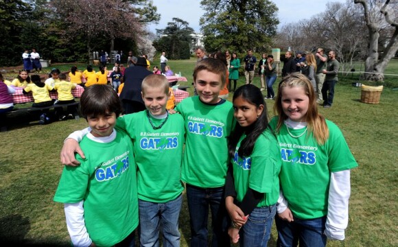 La First Lady Michelle Obama plante des légumes dans le potager de la Maison Blanche. L'épouse de Barack Obama était comme toujours entourée d'élèves. Washington le 4 avril 2013.
