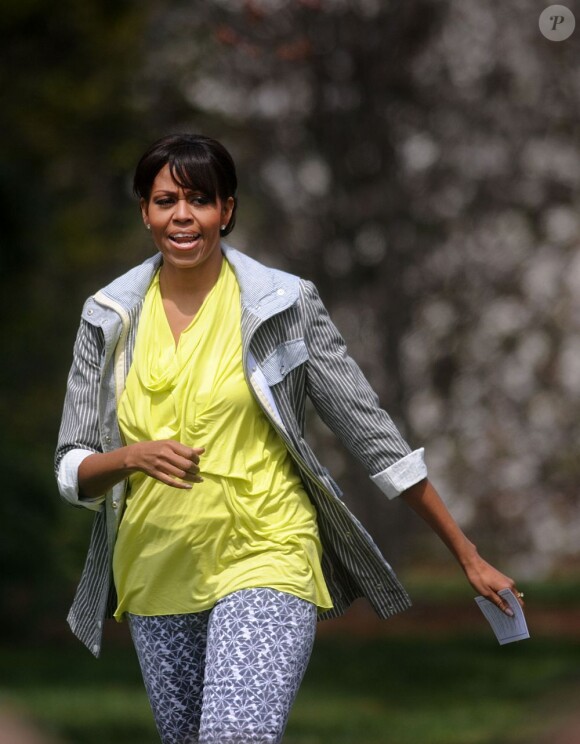 La First Lady Michelle Obama plante des légumes dans le potager de la Maison Blanche. L'épouse de Barack Obama était comme toujours entourée d'élèves. Washington le 4 avril 2013.