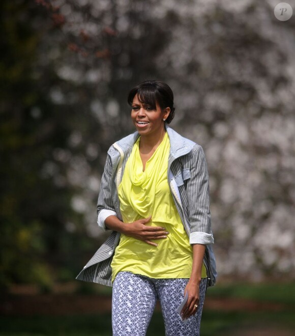 La First Lady Michelle Obama plante des légumes dans le potager de la Maison Blanche. L'épouse de Barack Obama était comme toujours entourée d'élèves. Washington le 4 avril 2013.