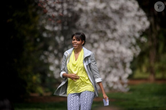 La First Lady Michelle Obama plante des légumes dans le potager de la Maison Blanche. L'épouse de Barack Obama était comme toujours entourée d'élèves. Washington le 4 avril 2013.