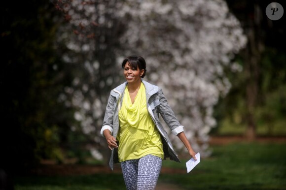 La First Lady Michelle Obama plante des légumes dans le potager de la Maison Blanche. L'épouse de Barack Obama était comme toujours entourée d'élèves. Washington le 4 avril 2013.