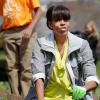 La First Lady Michelle Obama plante des légumes dans le potager de la Maison Blanche. L'épouse de Barack Obama était comme toujours entourée d'élèves. Washington le 4 avril 2013.