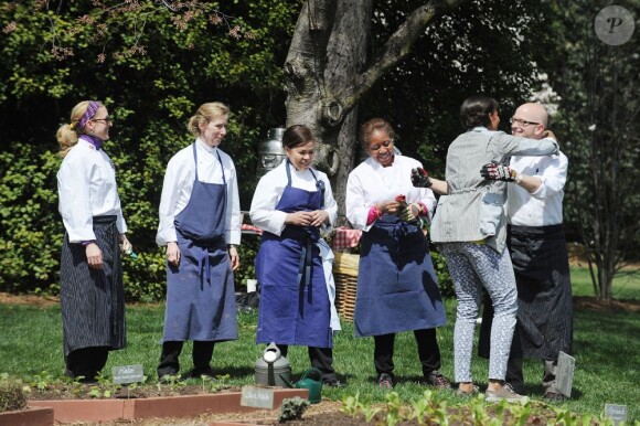 La First Lady Michelle Obama plante des légumes dans le potager de la Maison Blanche. L'épouse de Barack Obama était comme toujours entourée d'élèves. Washington le 4 avril 2013.