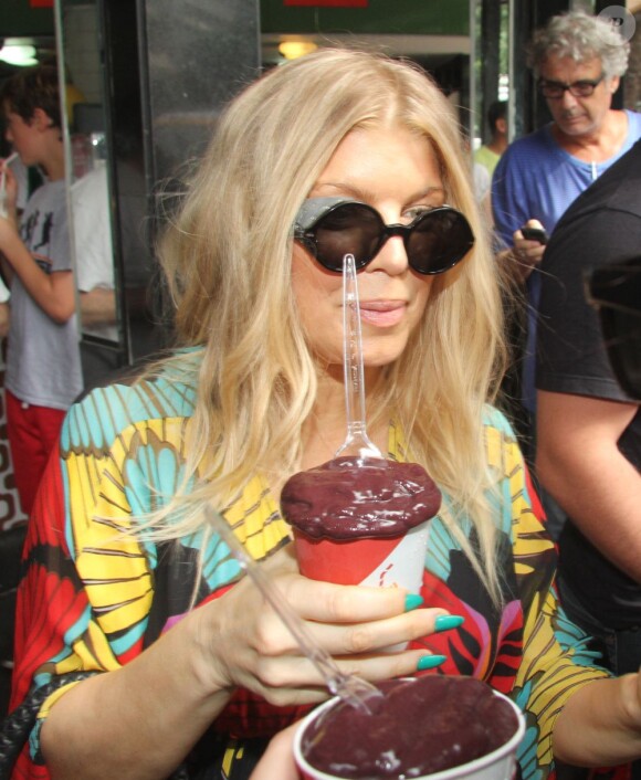 Fergie, enceinte, a acheté du jus d'Açaï, fruit typique du Brésil, lors de son séjour à Rio de Janeiro, le 4 avril 2013.