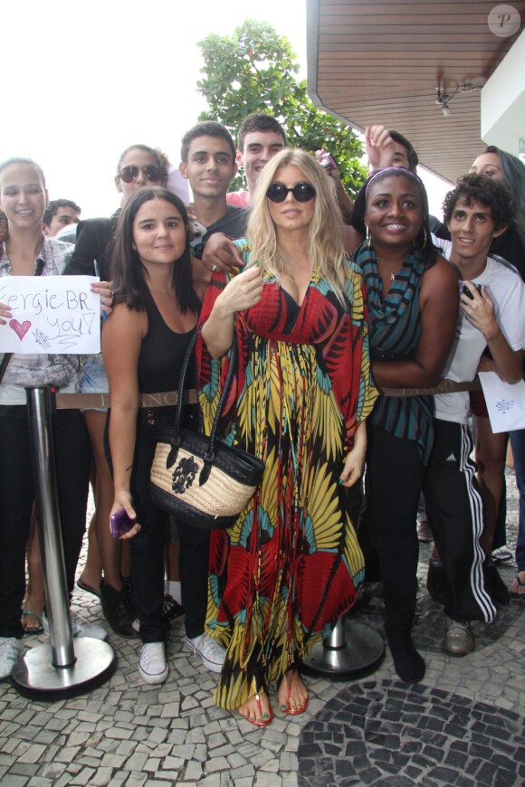 Fergie, enceinte, a posé avec ses fans lors de son séjour à Rio de Janeiro au Brésil, le 4 avril 2013.
