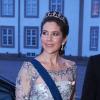La princesse Mary de Danemark avec son mari le prince Frederik au dîner de gala donné par la reine Margrethe II de Danemark en l'honneur du président de la Finlande Sauli Niinistö et sa compagne Jenni Haukio au palais de Fredensborg, le 4 avril 2013.