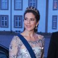 La princesse Mary de Danemark avec son mari le prince Frederik au dîner de gala donné par la reine Margrethe II de Danemark en l'honneur du président de la Finlande Sauli Niinistö et sa compagne Jenni Haukio au palais de Fredensborg, le 4 avril 2013.