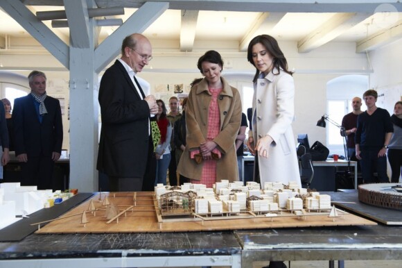 La princesse Mary de Danemark et la Première dame de Finlande, Jenni Haukio, visitant l'Académie royale des beaux-Arts de Copenhague, le 4 avril 2013.