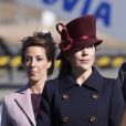 Marie et Mary de Danemark à l'aéroport de Copenhague le 4 avril 2013 pour accueillir le président de la Finlande, Sauli Niinistö, et son épouse Jenni Haukio.