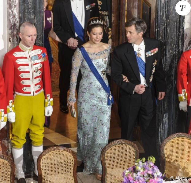 La princesse Mary de Danemark arrivant pour le dîner en l'honneur du couple présidentiel finlandais au palais de Fredensborg le 4 avril 2013