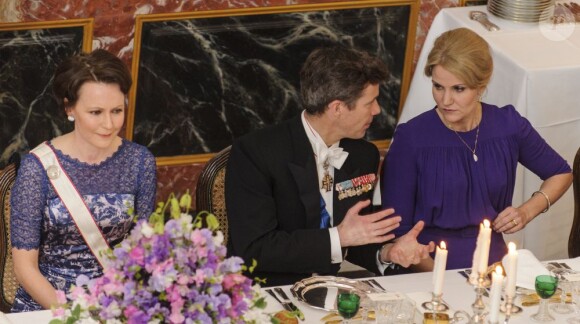 Mme le Premier ministreHelle Thorning-Schmidt était placée entre le prince Frederik et la princesse Marie. Dîner d'Etat donné par la reine Margrethe II de Danemark en l'honneur du président de la Finlande Sauli Niinistö et sa compagne Jenni Haukio au palais de Fredensborg, le 4 avril 2013.